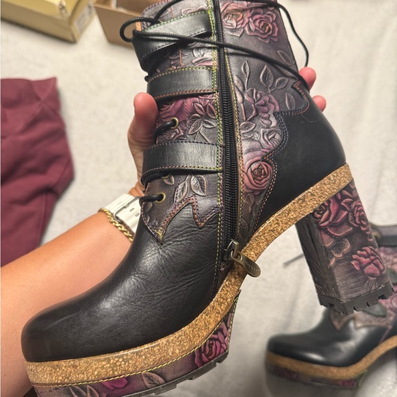 L'Artiste: Elegant Black and Purple Lace-Up Boots - Picture 5 of 5
